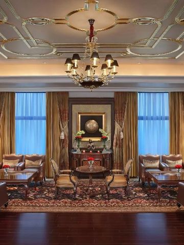 Luxuriös eingerichtete Lounge mit opulenter Decke und stilvollen Möbeln