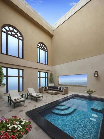 Elegante Terrasse mit kleinem Pool und Liegestühlen