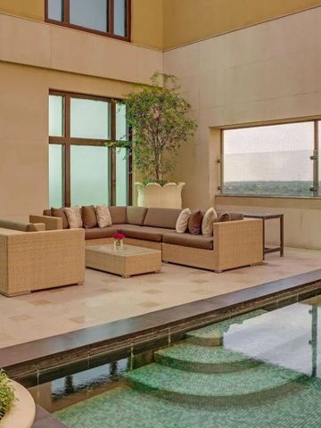 Luxuriöser Innenhofbereich mit Pool und gemütlichen Sitzmöglichkeiten