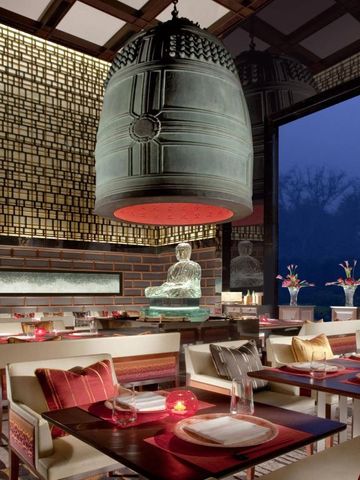 Opulentes Restaurant mit großer Hängelampe und detaillierter Dekoration