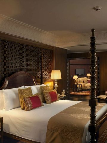 Luxuriöses Schlafzimmer mit Himmelbett und eleganter Beleuchtung im Leela Palace Udaipur