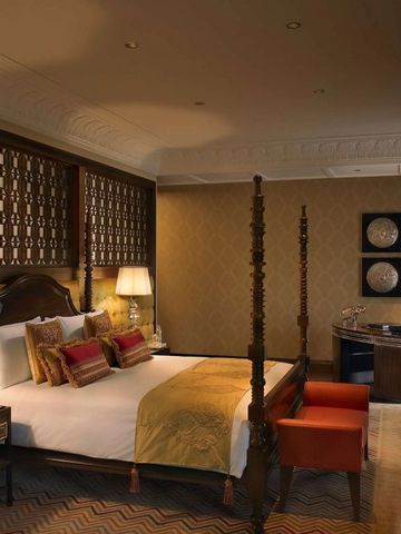 Geräumiges Schlafzimmer mit elegantem Dekor und traditionellem Touch