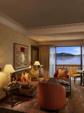 Eleganter Wohnbereich mit spektakulärem Seeblick im Leela Palace Udaipur