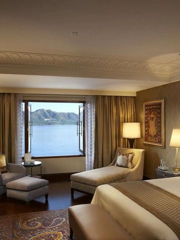Luxuriöse Suite mit Seeblick und eleganter Einrichtung