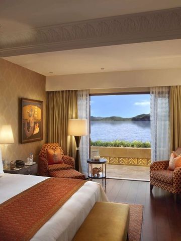 Komfortables Zimmer mit Panoramablick auf den See