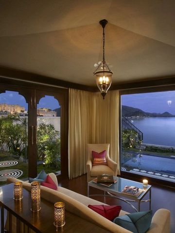 Elegante Lounge mit Blick auf den See bei Nacht