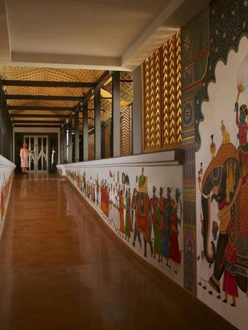 Kunstvoll gestalteter Hotelflur mit Wandmalereien