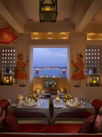 Elegantes Restaurant mit traditioneller Dekoration und Seeblick im The Leela Palace Udaipur