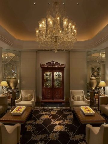 Luxuriös eingerichtete Lounge mit Kronleuchter im The Leela Palace Udaipur