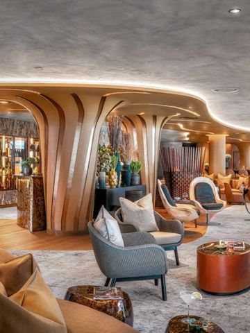 Gemütliche Lounge mit luxuriösen Sitzgelegenheiten und dekorativen Holzelementen