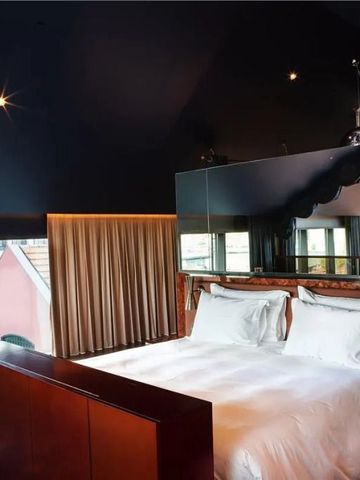 Modernes Zimmer mit großzügigem Fenster und stimmungsvollem Licht