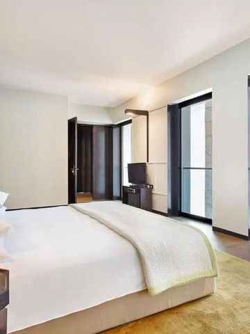 Modernes Hotelzimmer mit großem Bett und eleganter Einrichtung