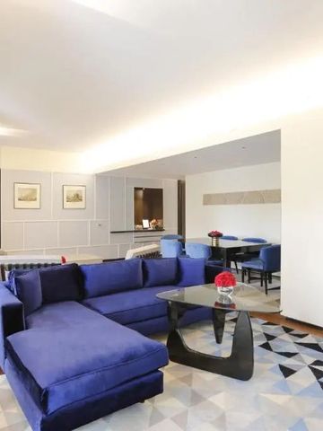 Geräumiges Wohnzimmer mit blauen Sofas und moderner geometrischer Dekoration