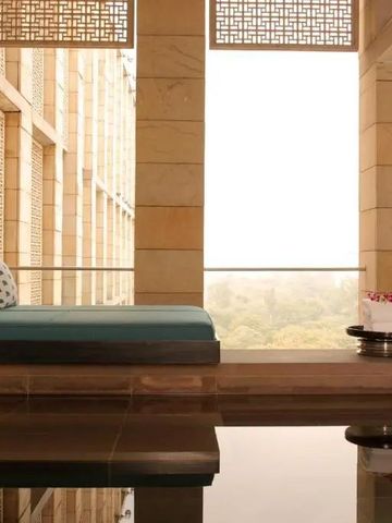 Privater Spa-Bereich mit Tagesbett und Blick auf Landschaft durch dekorative Fenster