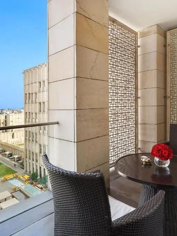 Moderne Terrasse mit Blick auf Gebäude und Garten.