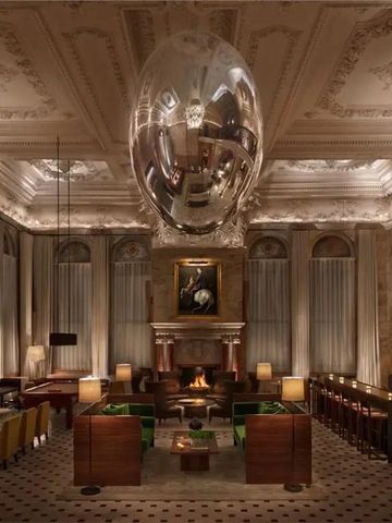Luxuriöse Hotellobby des London EDITION mit kunstvollem Deckendekor