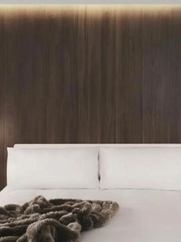 Modernes Hotelzimmer mit minimalistischem Design und Holzwand