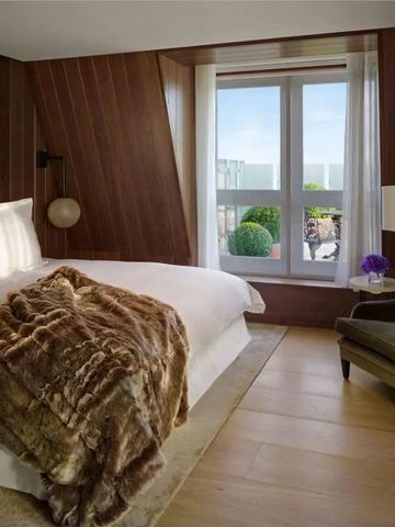 Helles Hotelzimmer mit Panoramablick und eleganter Einrichtung