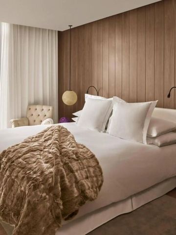 Helles Hotelzimmer mit großen Fenstern und modernem Design