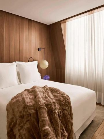 Modernes Hotelzimmer mit weichen Textilien und natürlichem Licht