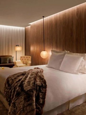 Modernes Schlafzimmer mit Holzverkleidung und gemütlicher Beleuchtung