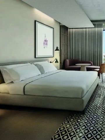 Modernes Hotelzimmer mit großem Bett und Fenster mit Stadtblick