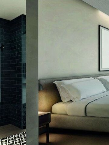 Elegantes Hotelzimmer mit modernem Bad und geschmackvollem Dekor
