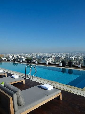 Dachterrasse mit Infinity Pool und weitem Stadtblick
