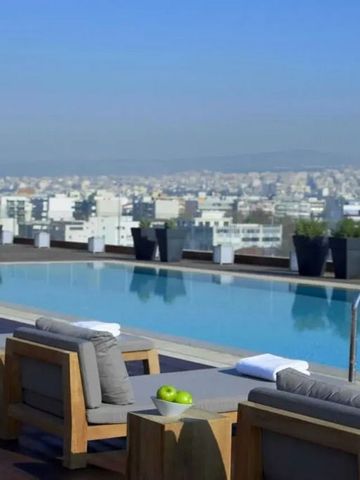 Infinity Pool auf Dachterrasse mit Blick über die Stadt