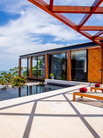 Privater Pool mit Meerblick und Liegestühlen auf einer sonnigen Terrasse in The Naka Phuket.