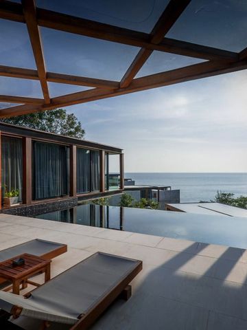 Elegante Terrasse mit Infinity-Pool und Meerblick bei The Naka Phuket.