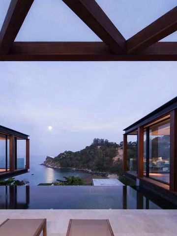 Moderne Architektur mit offenem Blick aufs Meer und umliegende Natur in The Naka Phuket.