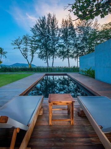 Privater Pool mit Liegestühlen in einem Garten bei Abenddämmerung