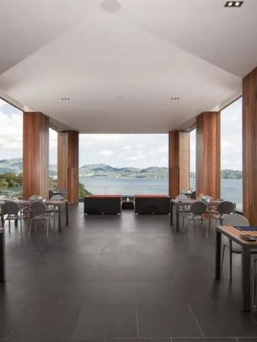 Helles Restaurant mit Panoramablick auf das Meer und moderne Holzelemente