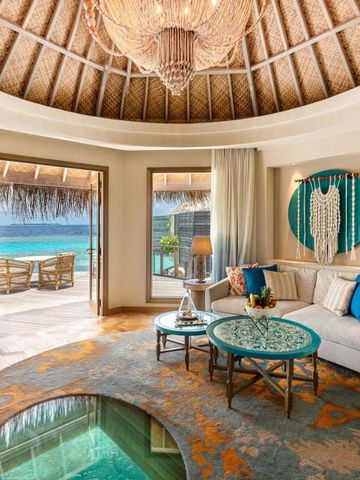 Elegantes Wohnzimmer mit direkter Aussicht und Zugang zur Terrasse am Meer.