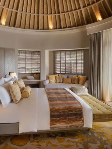 Luxuriöse Schlafzimmer in einer Villa mit Himmelbett und Strohdach