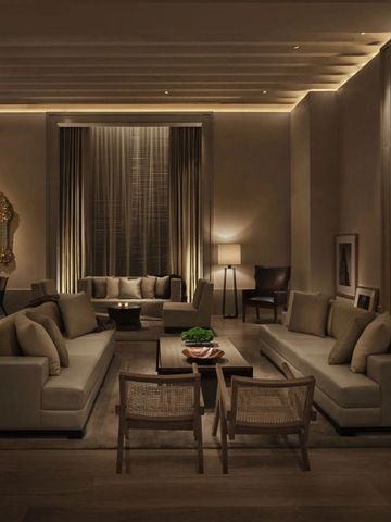 Luxuriöse Lobby mit stilvoll dekorierten Sofas und gedämpfter Beleuchtung