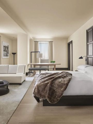 Modernes und geräumiges Hotelzimmer mit einem großen Bett und Sitzecke