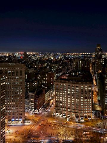 Beeindruckende Nachtansicht der New Yorker Skyline mit erleuchteten Gebäuden