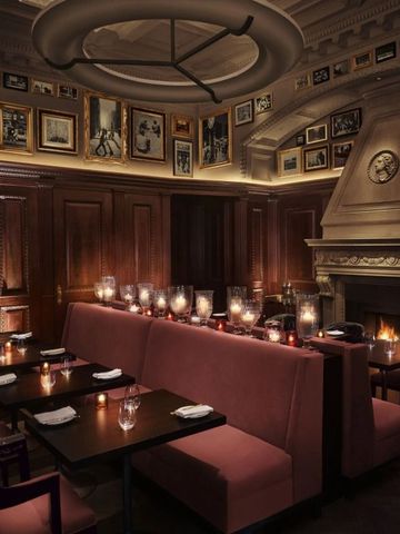 Elegantes Restaurant mit Kamin, dunkles Holzinterieur und gemütliche Beleuchtung