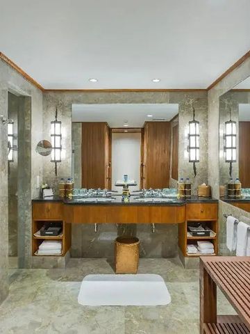Luxuriöses Badezimmer mit Marmorverkleidung und eleganter Beleuchtung