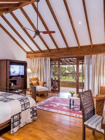 Exquisites Schlafzimmer mit Holzelementen und Zugang zum Garten