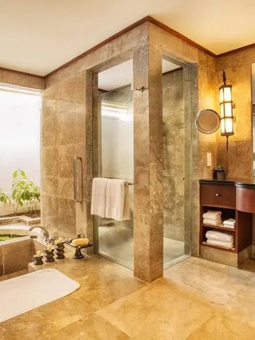 Macarabaumartiger Marmorbadezimmer mit Glasduschkabine und großzügiger Badewanne