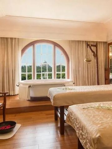 Spa-Behandlungsraum mit zwei Liegen und Aussicht auf den Taj Mahal