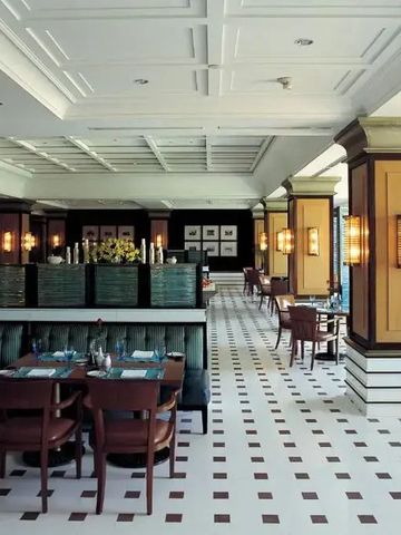 Elegantes Restaurant mit stilvoller Einrichtung und Tischdekoration