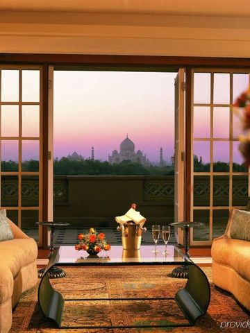 Luxuriöse Hotelsuite mit Blick auf das Taj Mahal bei Sonnenuntergang