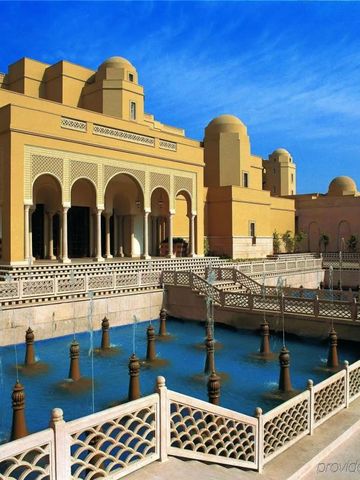 Eindrucksvolle Architektur des Oberoi Amarvilas mit Wasserspielen im Vordergrund