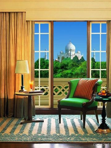 Elegantes Zimmer mit Blick auf das Taj Mahal durch große Fenster