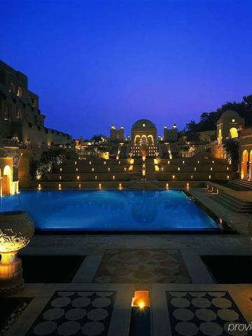 Poollandschaft des Hotels bei Nacht mit stimmungsvoller Beleuchtung
