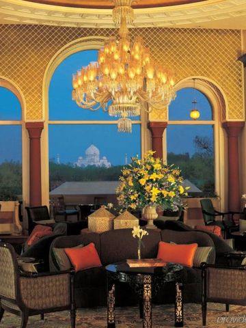 Prächtige Lobby mit Kronleuchter und Sicht auf das Taj Mahal
